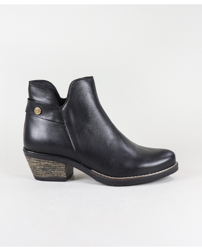 Ginova Women's Boots with Clasp