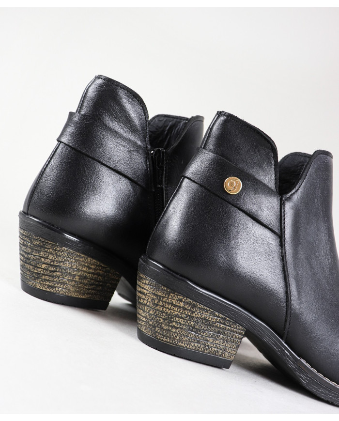 Ginova Women's Boots with Clasp