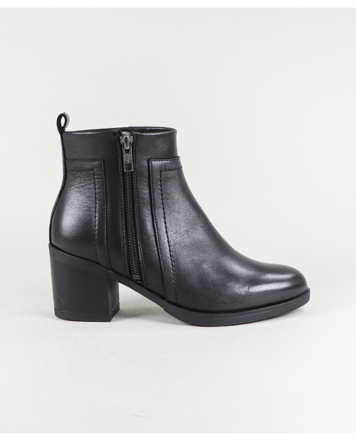 Ginova Woman Boots with Clasp on the Outside Side