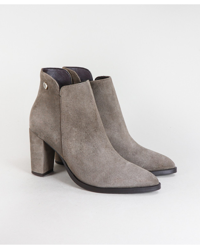Elegant Ginova Women's Boots