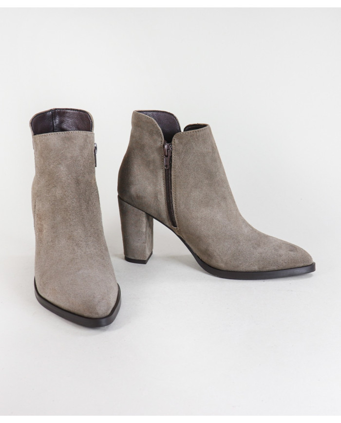 Elegant Ginova Women's Boots
