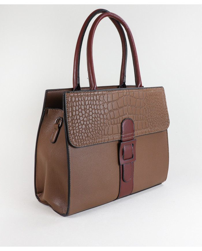 Elegante bolso de mujer con mano de mano