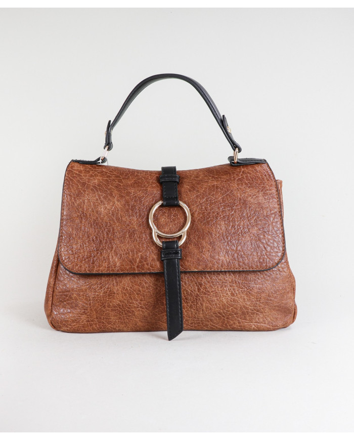 Elegante bolso de mujer con mano de mano