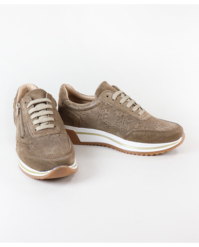 Mujer Sneakers with Perforated Fabric