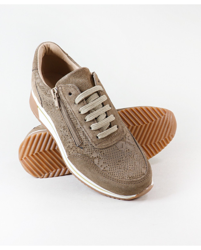 Mujer Sneakers with Perforated Fabric