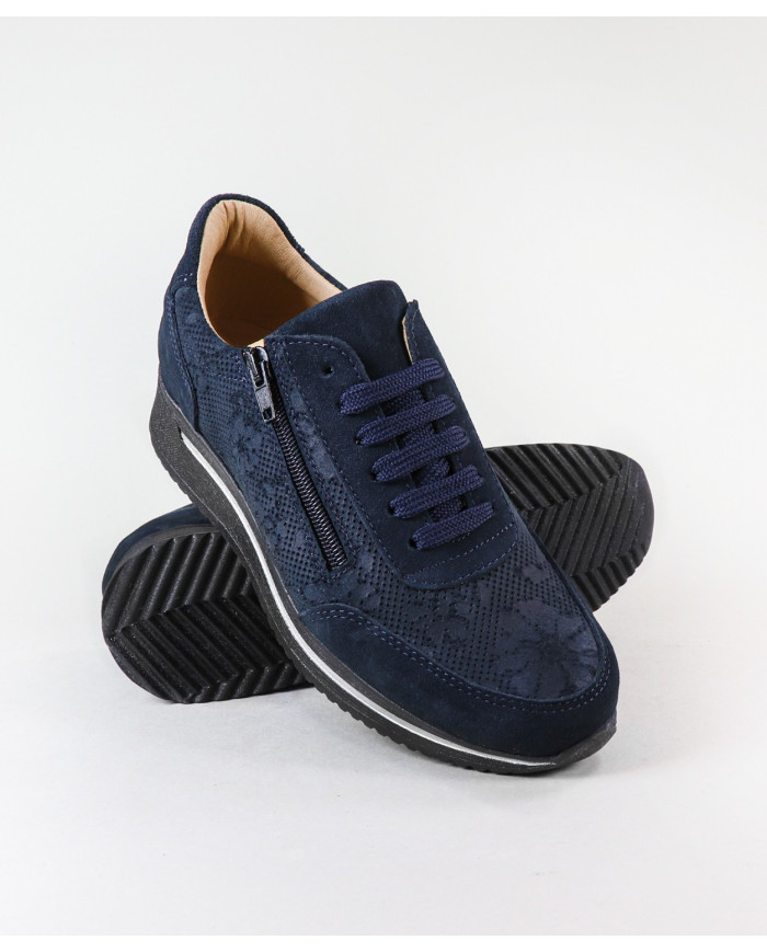 Mujer Sneakers with Perforated Fabric