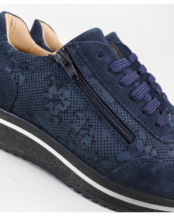 Mujer Sneakers with Perforated Fabric