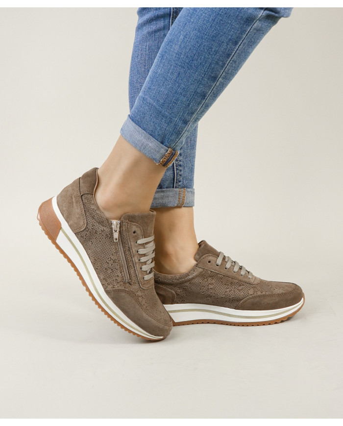 Mujer Sneakers with Perforated Fabric