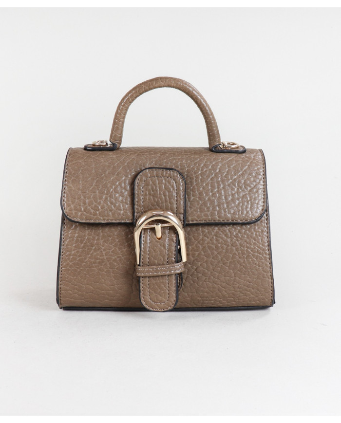 Elegante bolso de mujer con mano de mano