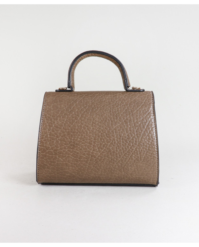 Elegante bolso de mujer con mano de mano