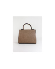 Elegante bolso de mujer con mano de mano