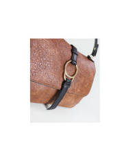 Elegante bolso de mujer con mano de mano