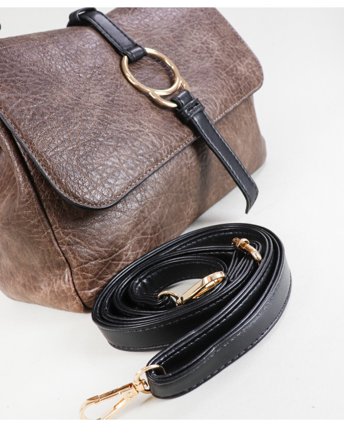 Elegante bolso de mujer con mano de mano