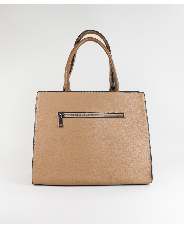 Elegante bolso de mujer con mano de mano