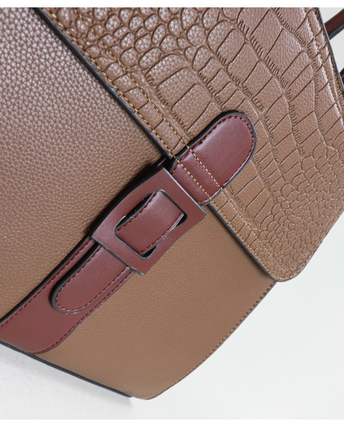 Elegante bolso de mujer con mano de mano