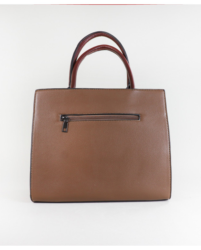 Elegante bolso de mujer con mano de mano