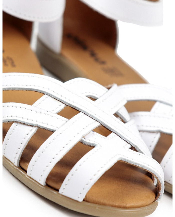 Sandálias Brancas Rasas Ginova com Tiras Cruzadas Abertas