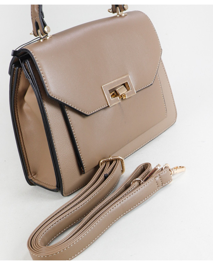 Elegante bolso de mujer con mano de mano