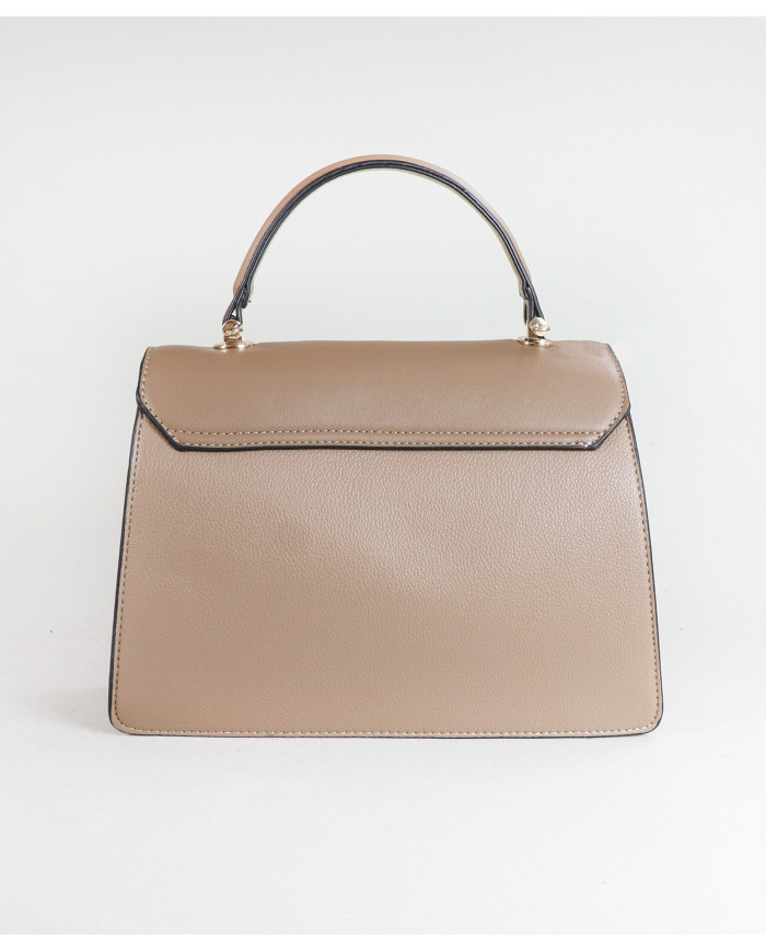 Elegante bolso de mujer con mano de mano