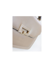 Elegante bolso de mujer con mano de mano