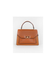 Elegante bolso de mujer con mano de mano