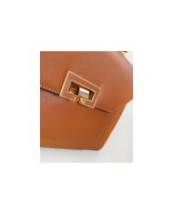 Elegante bolso de mujer con mano de mano