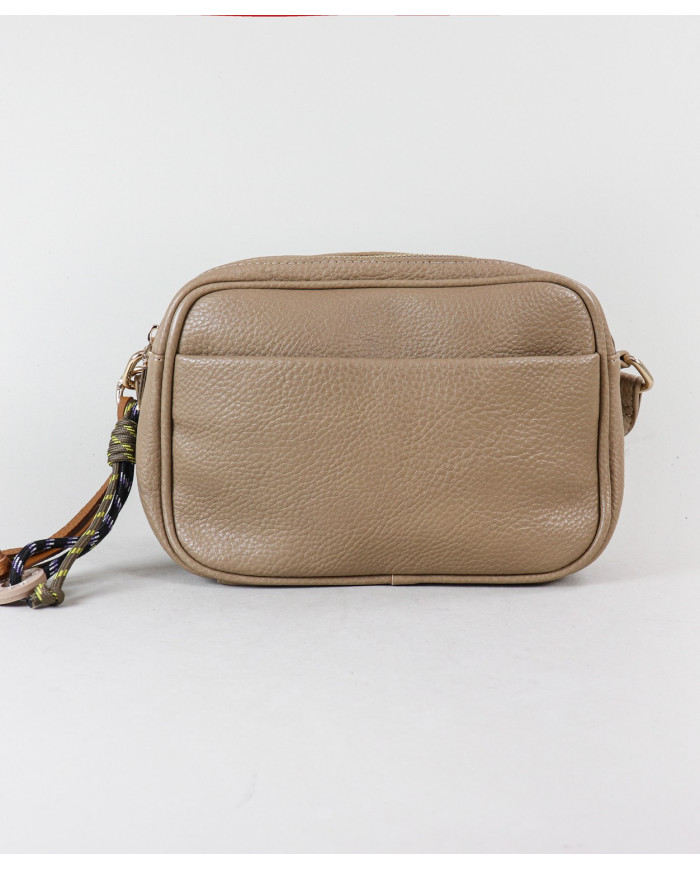 Bolsa de mujeres con aplique decorativo en el cierre