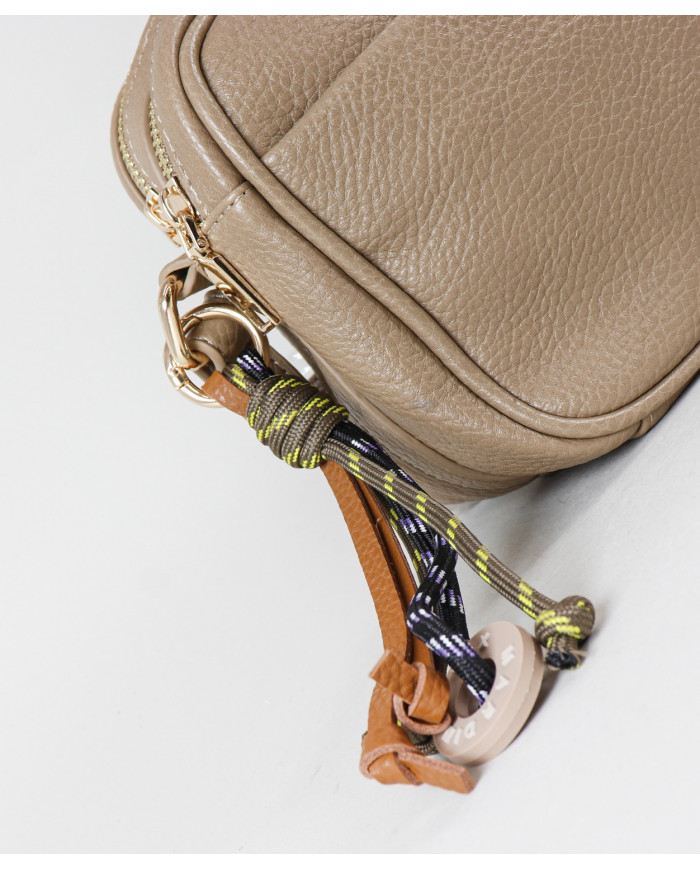 Bolsa de mujeres con aplique decorativo en el cierre