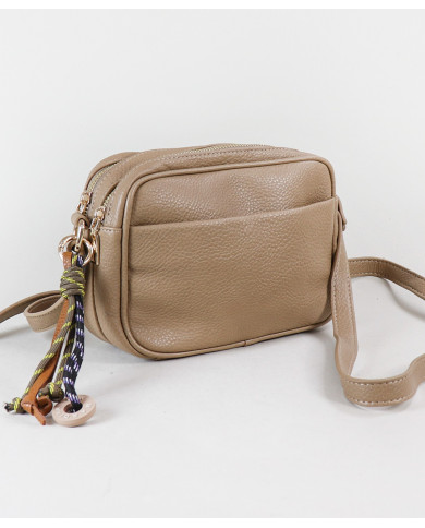 Bolsa de mujeres con aplique decorativo en el cierre