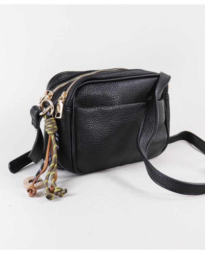 Bolsa de mujeres con aplique decorativo en el cierre