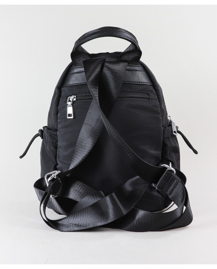 Mochila de mujeres en frente