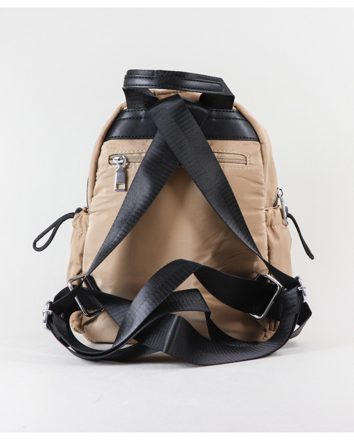 Mochila de mujeres en frente