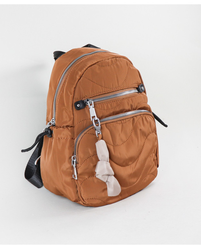 Mochila de mujeres en frente