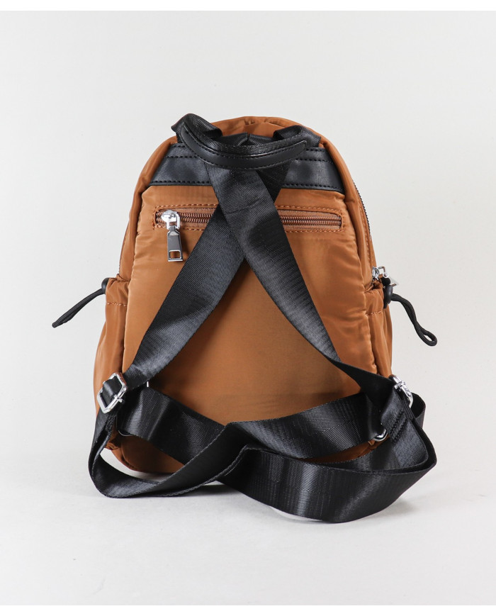 Mochila de mujeres en frente