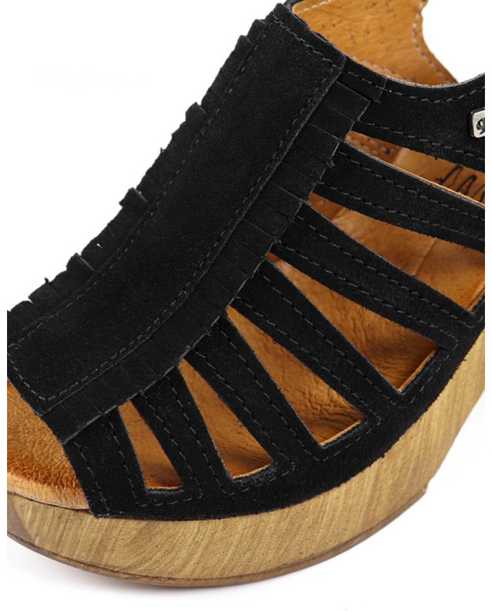 Black sandals of Madame Ginova Compensated