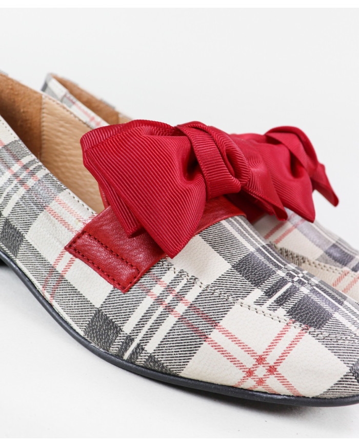 apariciones de mujeres con cordones decorativos