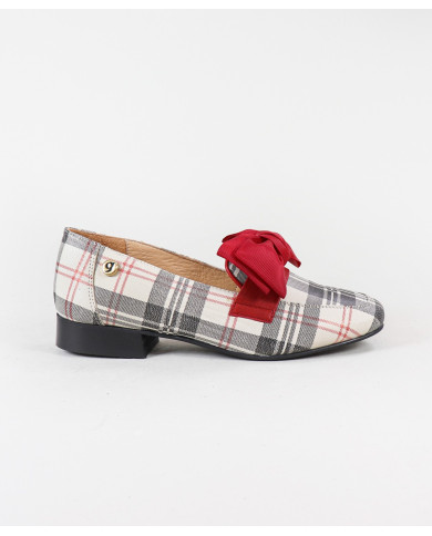 apariciones de mujeres con cordones decorativos