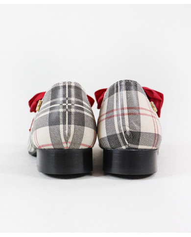 apariciones de mujeres con cordones decorativos