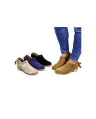 Mistress Ginova Botins with Tachas and Laço Behind