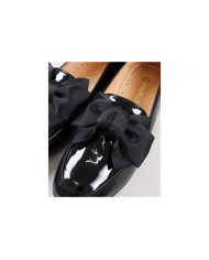 apariciones de mujeres con cordones decorativos