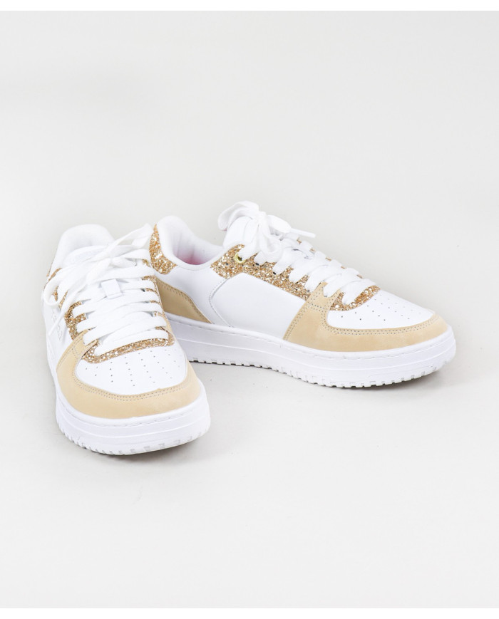 Jome de la mujer deportiva con brillo