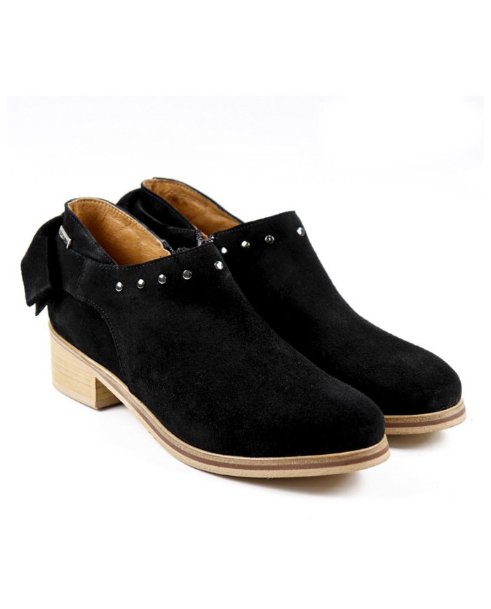 Black Boots of Lady Ginova with Tachas and Laço Back