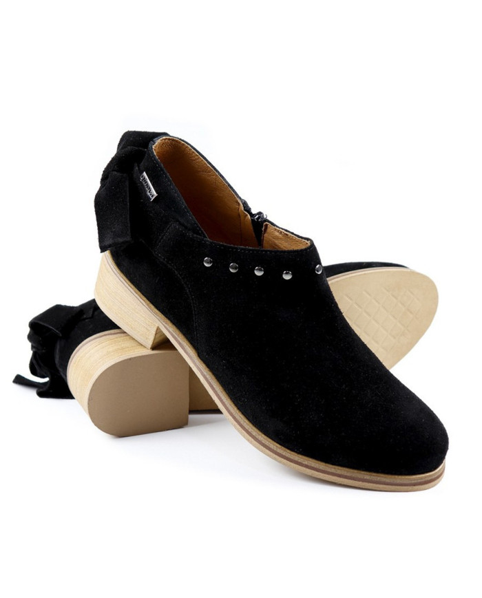 La señora Ginova Botins con Tachas y Laço