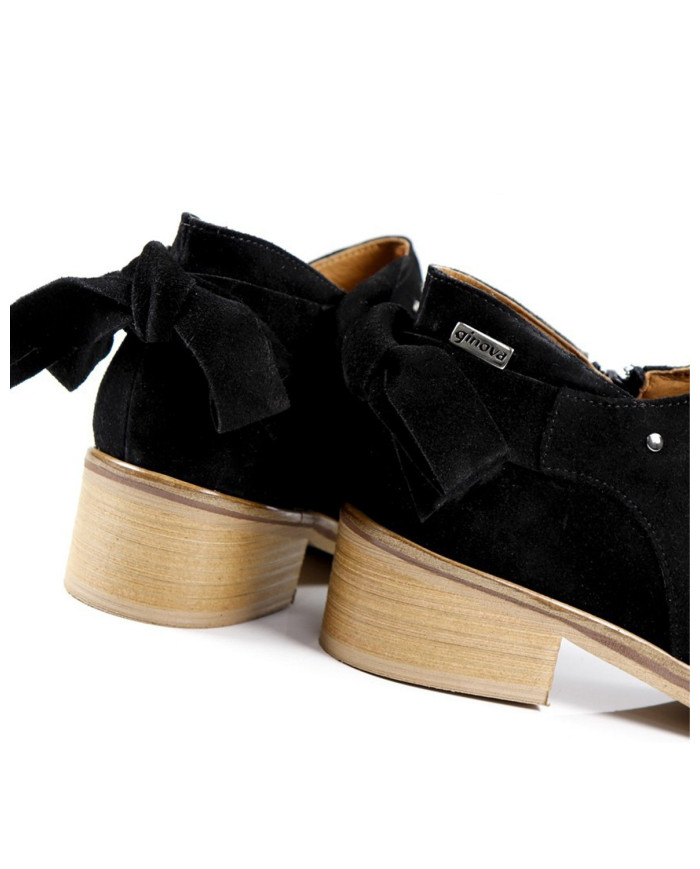 La señora Ginova Botins con Tachas y Laço