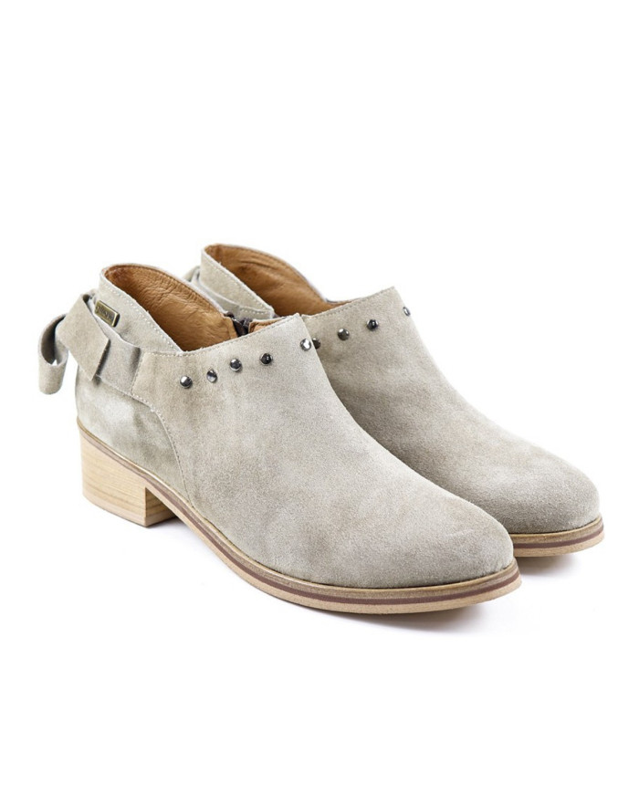 La señora Ginova Botins con Tachas y Laço