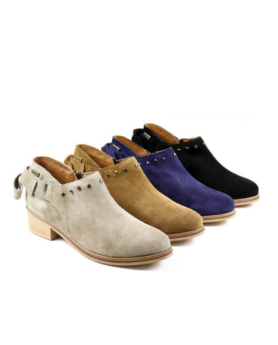 Mistress Ginova Botins with Tachas and Laço Behind