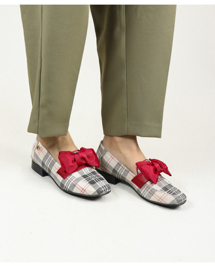 apariciones de mujeres con cordones decorativos