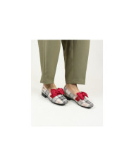 apariciones de mujeres con cordones decorativos