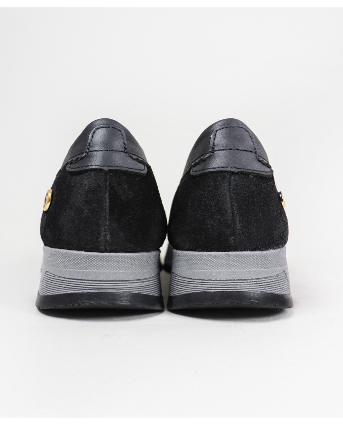 Women's Sports Without Wholesalers