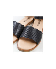 Sandalias de mujeres con tiras perforadas